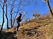 18 Al bivio con roccolo prendiamo a dx per il Monte Castello